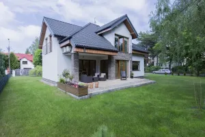 Żaluzje wewnętrzne czy zewnętrzne? Które są bardziej przydatne?
